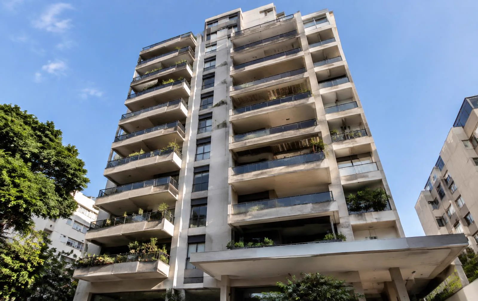 Fachada de prédio residencial no Rio de Janeiro vista de baixo